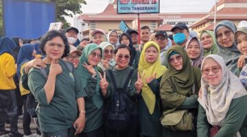 Keluarga Besar SMPN 12 Ikut Serta Gerak Jalan Santai Dalam Rangka HGN dan HUT PGRI Ke-79