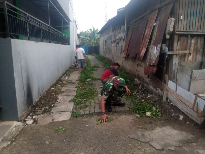 Antisipasi Banjir, Babinsa Koramil 01/Tgr Bersihkan Lingkungan