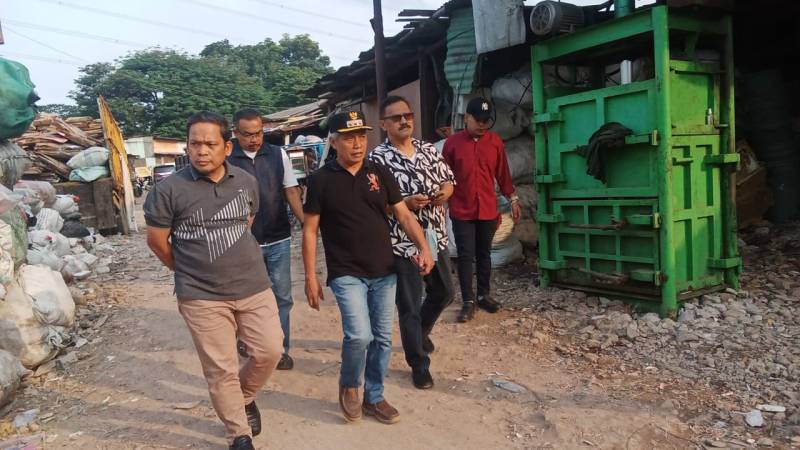 Camat Ciledug Mendampingi Pj Walikota Tangerang Tinjau TPS Ditengah Pemukiman Warga