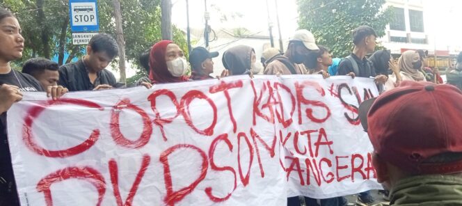 Ribuan Pegawai THL Pemkot Tangerang Mendatangi Kantor BKPSDM 