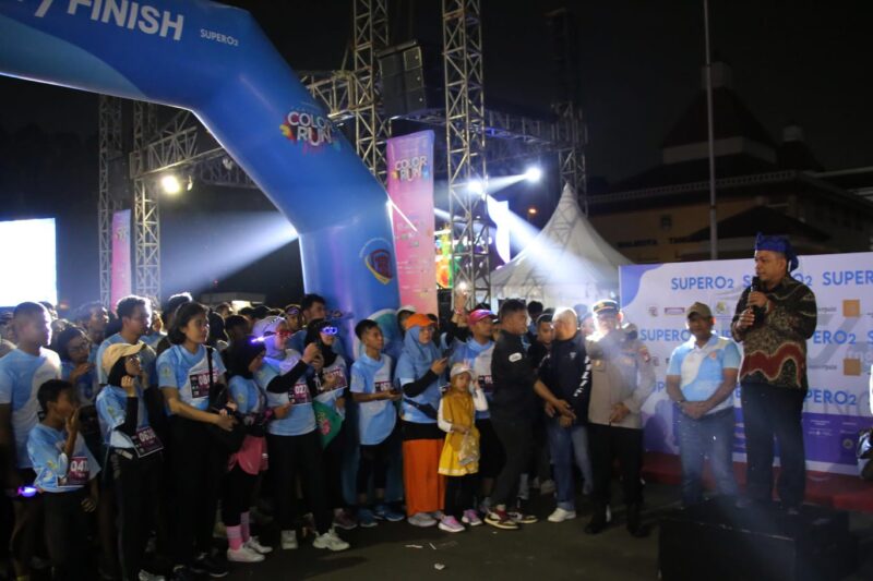 Pj Wali Kota Tangerang Melepas Ribuan Pelari Padati Tangerang Color Run Night 2025.