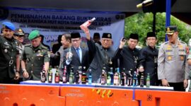 Momen HUT Ke 32 Pemkot Tangerang Musnahkan 4.982 Botol Miras