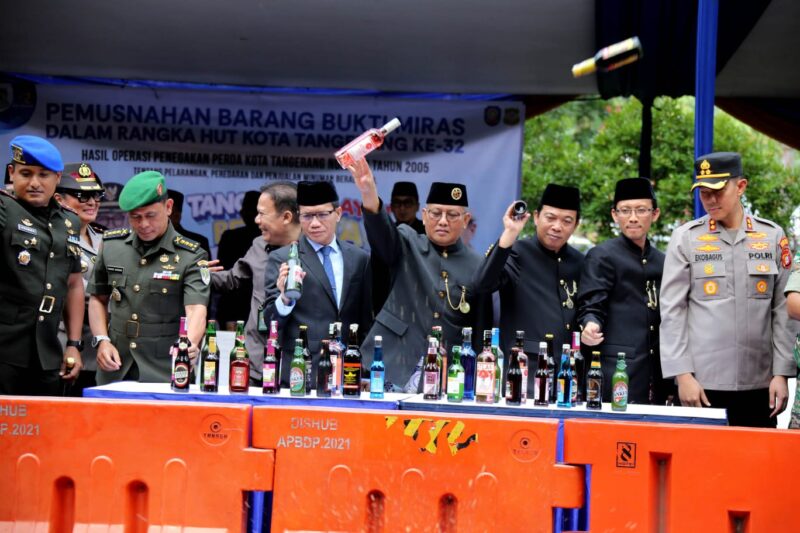 Momen HUT Ke 32 Pemkot Tangerang Musnahkan 4.982 Botol Miras