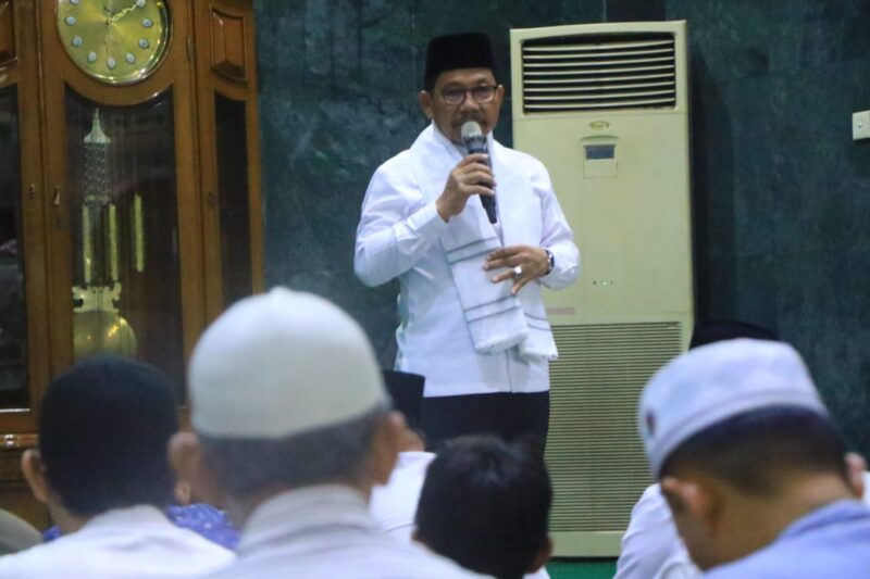 Memasuki Bulan Suci Ramadhan, Wali Kota Tangerang Tarawih di Masjid Al - A'zhom.
