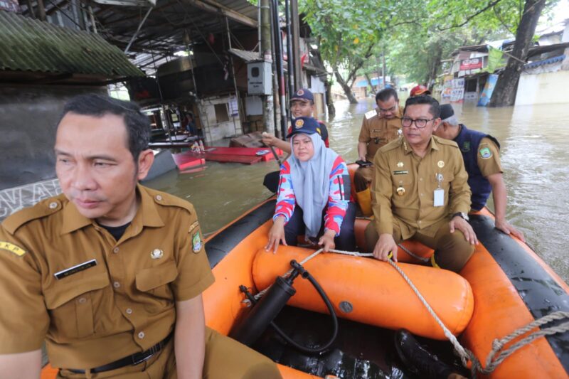Terputusnya Akses Jalan, Pemkot Tangerang Distribusikan Bantuan Transportasi dan Logistik.