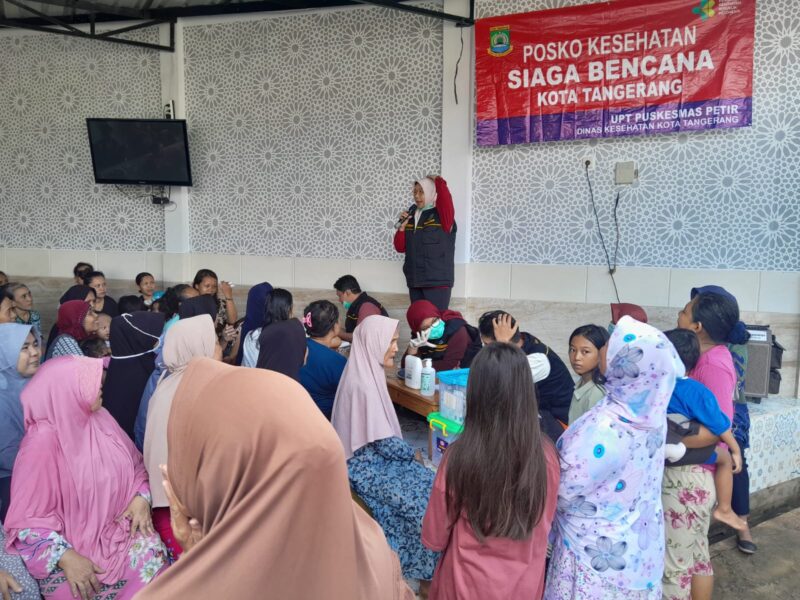 Dinkes Kota Tangerang Berikan Bantuan Kesehatan kepada Korban Banjir.