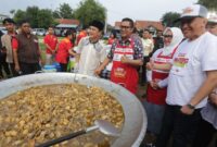 Wakil Wali Kota Tangerang Berikan Takjil kepada Masyarakat Kelurahan Panunggangan Utara.