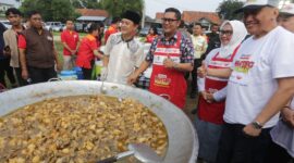 Wakil Wali Kota Tangerang Berikan Takjil kepada Masyarakat Kelurahan Panunggangan Utara.