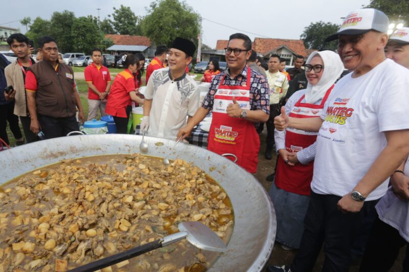 Wakil Wali Kota Tangerang Berikan Takjil kepada Masyarakat Kelurahan Panunggangan Utara.