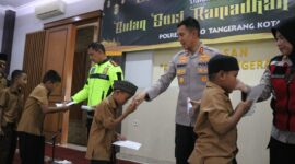 Peduli Yatim dan Piatu, Polres Metro Tangerang Kota Bakti Sosial di Yayasan Putra Asih Tangerang.