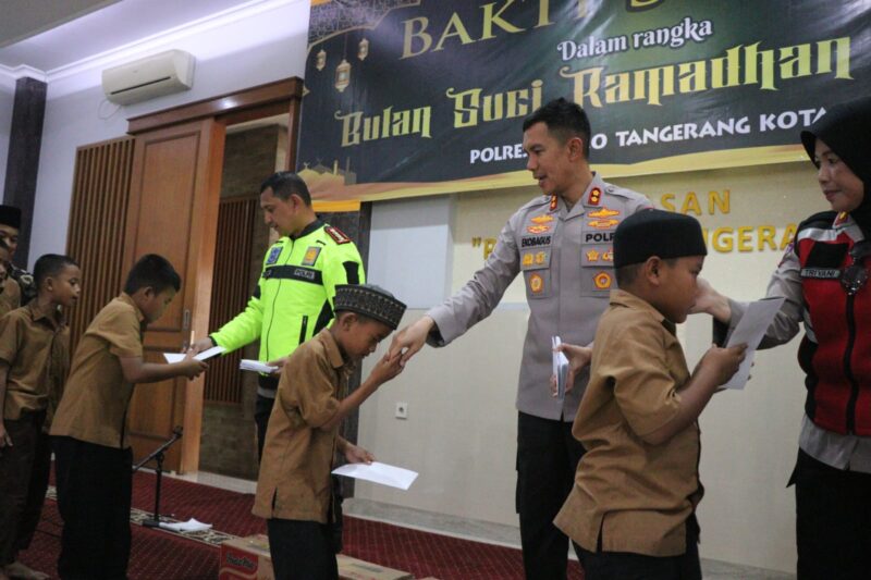 Peduli Yatim dan Piatu, Polres Metro Tangerang Kota Bakti Sosial di Yayasan Putra Asih Tangerang.