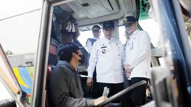 Wakil Wali Kota Tangerang Tes Kelayakan Armada Bus Mudik.