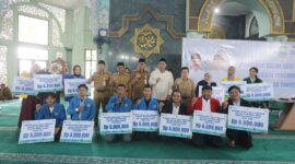 Walikota Tangerang Membagikan Beasiswa Mahasiswa Keluarga Prasejahtera