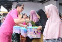 Peduli Bencana, Polri Serahkan Ratusan Paket Sembako kepada Warga Candulan, Cipondoh Kota Tangerang