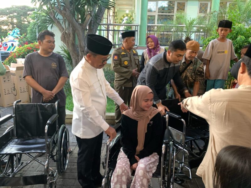 Pemkot Tangerang Serahkan Bantuan Kursi Roda saat Safari Ramadan