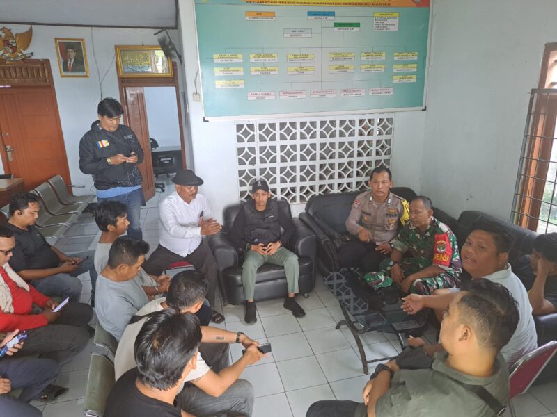 Respon Cepat, Bhabinkamtibmas Desa Lemo Polsek Teluknaga Bersama TNI dan Kepala Desa Selesaikan Konflik Tembok Halangi Akses Warga