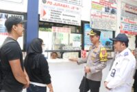 Waspada Anak dan Barang Bawaan, Kapolres Imbau dan Sapa Sejumlah Pemudik di Terminal Poris Plawad