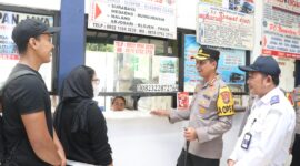 Waspada Anak dan Barang Bawaan, Kapolres Imbau dan Sapa Sejumlah Pemudik di Terminal Poris Plawad