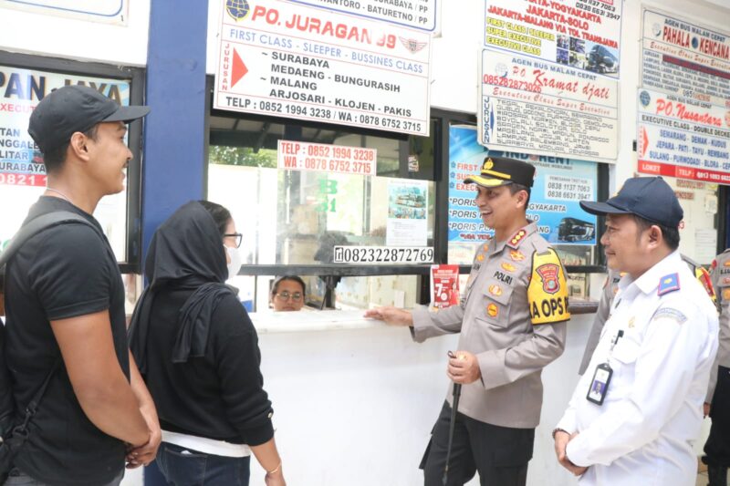 Waspada Anak dan Barang Bawaan, Kapolres Imbau dan Sapa Sejumlah Pemudik di Terminal Poris Plawad