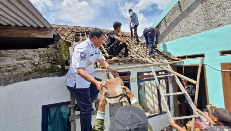 Bupati Tangerang Turun Tangan Bantu Renovasi Rumah Tak Layak Huni.