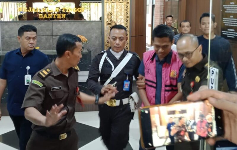 Kadis DLH Tangsel Resmi Ditahan Kajari Banten.