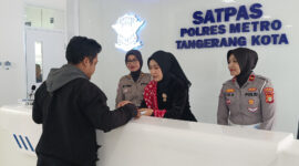 Satlantas Polres Metro Tangerang Kota Tunjukan Sisi Anggun dan Humanis di Hari Kartini.