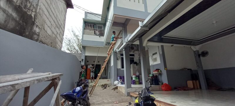 Hari Ketiga Renovasi Panti Asuhan Amanah Assodiqiyah Fokus Pada Pengecatan dan Pembuatan Tempat Tidur