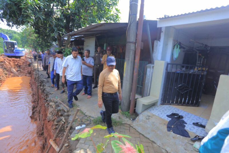 Wali Kota Tangerang Cek Perbaikan Turap dan Rancang Embung.