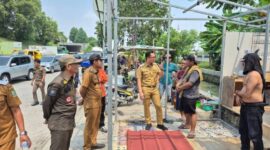 Kecamatan Benda Tertibkan Pedagang Kaki Lima dan Bangunan Liar.