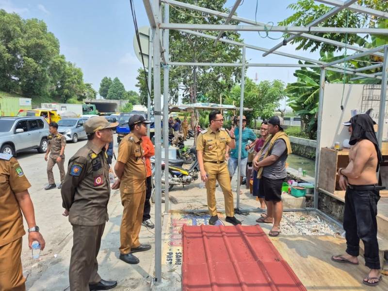 Kecamatan Benda Tertibkan Pedagang Kaki Lima dan Bangunan Liar.