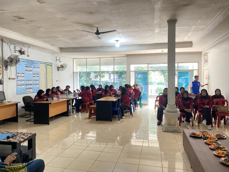 Puluhan Mahasiswa UNIS Tangerang Ramaikan Sekretariat PWI Kota Tangerang dalam Rangka Hari Kebebasan Pers.