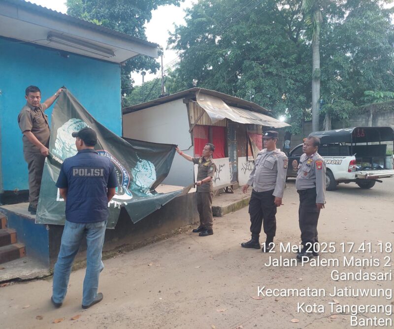 72 Bendera Ormas di Kota Tangerang  Ditertibkan Polisi Bersama Petugas Gabungan.