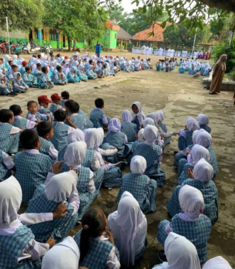 Kunjungan PMKM Universitas Pamulang ke SD Karang Serang 1.