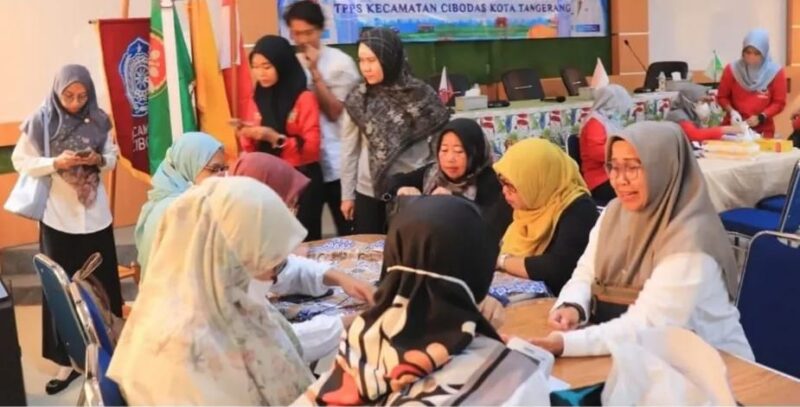 Pegawai Kecamatan Cibodas Mengikuti Kegiatan Cek Kesehatan.