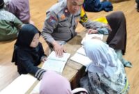 Lewat Program Ngajar Ngaji, Bhabinkamtibmas Polsek Teluknaga Tanamkan Nilai Kamtibmas pada Santri.