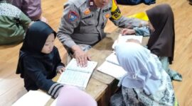 Lewat Program Ngajar Ngaji, Bhabinkamtibmas Polsek Teluknaga Tanamkan Nilai Kamtibmas pada Santri.