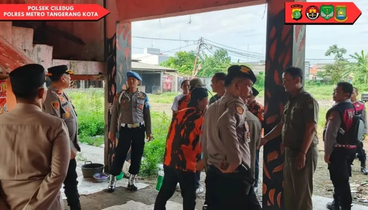 Operasi Gabungan Tertibkan Posko Ormas Tak Berizin di Ciledug.