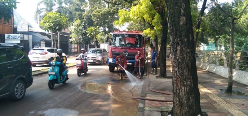 Pemkot Tangsel Segera Lakukan Penyemprotan Lumpur di Jalan Terdampak Banjir.
