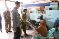 Menjelang Hari Bhayangkara ke-79, Polres Metro Tangerang Kota Serahkan Bantuan Kursi Roda dan Paket Sembako ke Warga Kurang Mampu di Tangerang.