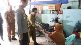 Menjelang Hari Bhayangkara ke-79, Polres Metro Tangerang Kota Serahkan Bantuan Kursi Roda dan Paket Sembako ke Warga Kurang Mampu di Tangerang.