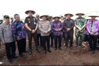 Bupati dan Unsur Forkopimda Tanam Jagung Hibrida di Kampung Batu Tunggul Sukatani.