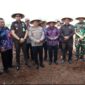 Bupati dan Unsur Forkopimda Tanam Jagung Hibrida di Kampung Batu Tunggul Sukatani.