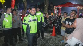 Pastikan Malam Idul Adha 1446H Aman dan Kondusif, Kapolres Metro Tangerang Kota Patroli Gunakan Motor.