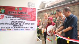 Sambut Hari Bhayangkara ke-79, Kapolres Serahkan Kunci Bedah Rumah Warga Jatiuwung.