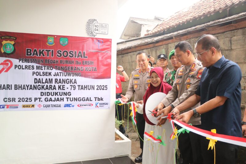 Sambut Hari Bhayangkara ke-79, Kapolres Serahkan Kunci Bedah Rumah Warga Jatiuwung.