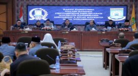 Wali Kota Tangerang Menyampaikan Raperda di Rapat Paripurna DPRD.