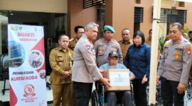 Sambut Hari Bhayangkara ke-79, Tujuh Kursi Roda Diberikan Polisi di Kota Tangerang.