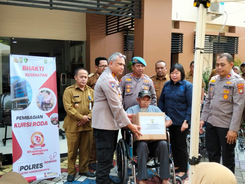 Sambut Hari Bhayangkara ke-79, Tujuh Kursi Roda Diberikan Polisi di Kota Tangerang.