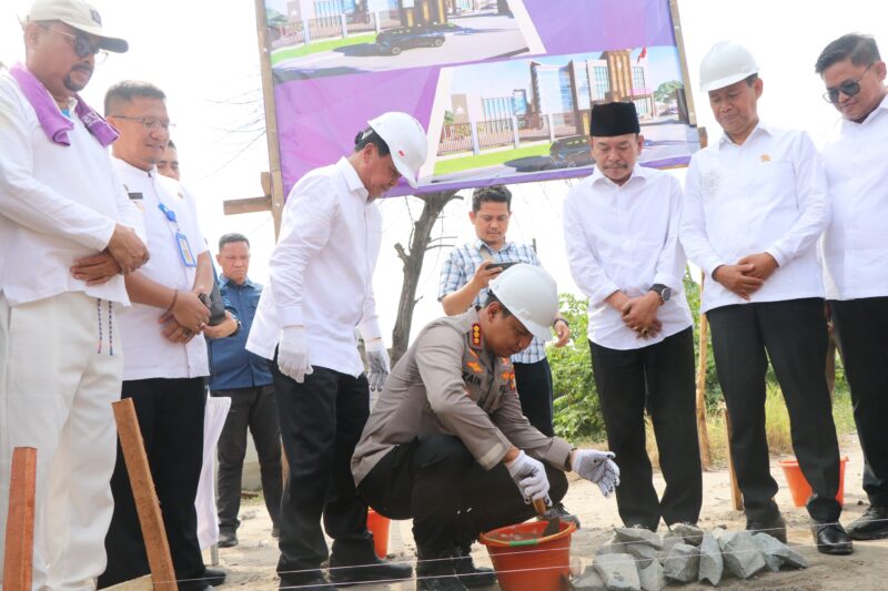 Bupati Tangerang Bersama Kapolres Metro Tangerang Kota Lakukan Ground Breaking Pembangunan Gedung Polsek Sepatan Baru.