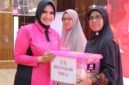 Bhayangkari Peduli, Wakil Ketua Bhayangkari Daerah Metro Jaya Serahkan Bantuan Paket Sembako kepada 150 Pasien Operasi Katarak di Kota Tangerang.